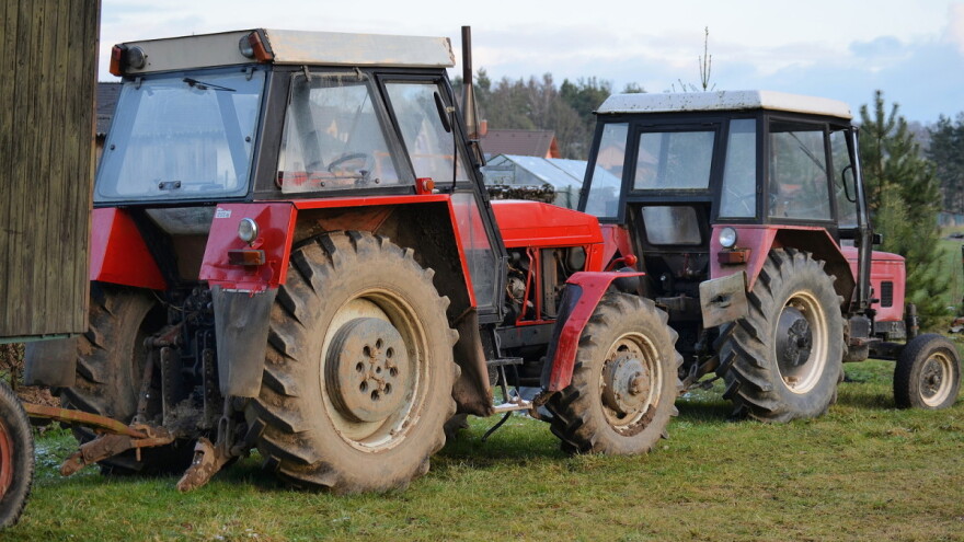 Pod promilima i bez vozačke usred noći vozio traktor