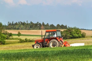 U prevrtanju traktora smrtno stradala žena, vozač (84) teško ozlijeđen