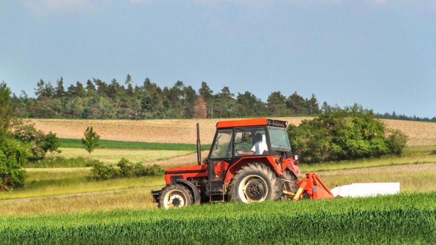 U prevrtanju traktora smrtno stradala žena, vozač (84) teško ozlijeđen