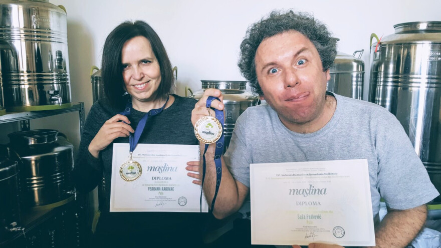 Supružnici iz Pule ručno napunili, oblijepili  i prodali 15 tisuća boca maslinovog ulja!