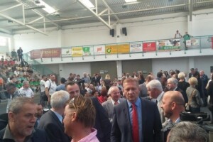 Političari u stočarskoj aukcijskoj dvorani
