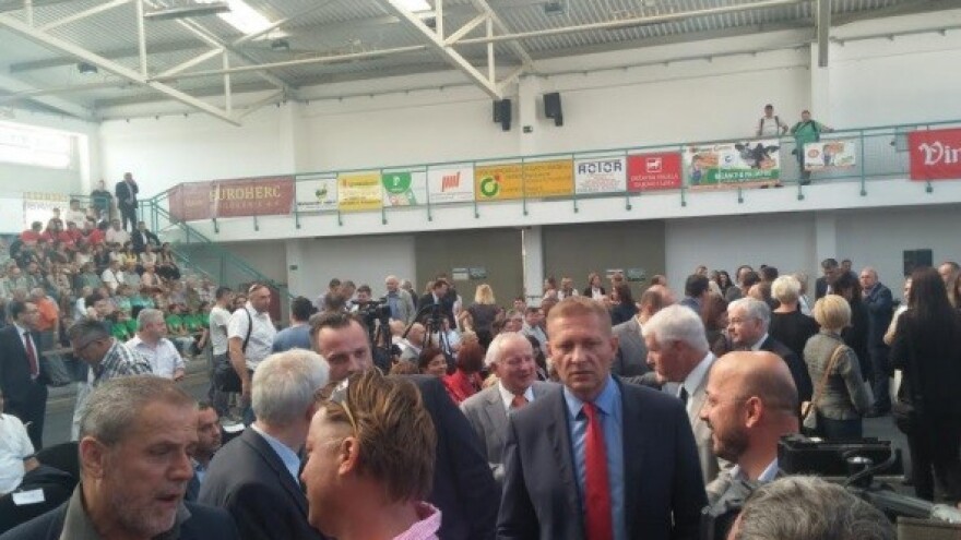 Političari u stočarskoj aukcijskoj dvorani