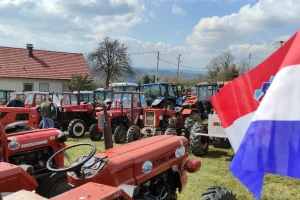 I ove godine zagorski su poljodjelci, uz blagoslov traktora, molili za plodonosnu godinu