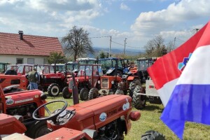 I ove godine zagorski su poljodjelci, uz blagoslov traktora, molili za plodonosnu godinu