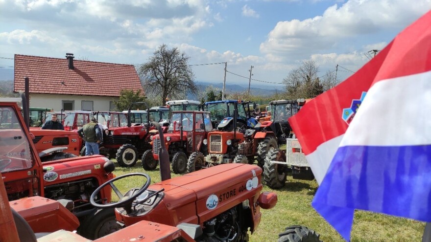 I ove godine zagorski su poljodjelci, uz blagoslov traktora, molili za plodonosnu godinu