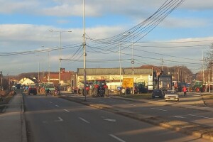 Poljoprivrednici u Srbiji proveli noć na blokadama, od zahtjeva ne odustaju