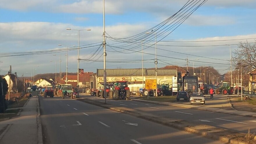 Poljoprivrednici u Srbiji proveli noć na blokadama, od zahtjeva ne odustaju