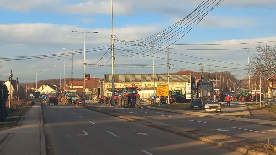 Poljoprivrednici proveli noć na blokadama, od zahteva ne odustaju