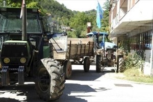 Buna u Trilju! Traktorom ušetali u zgradu poglavarstva