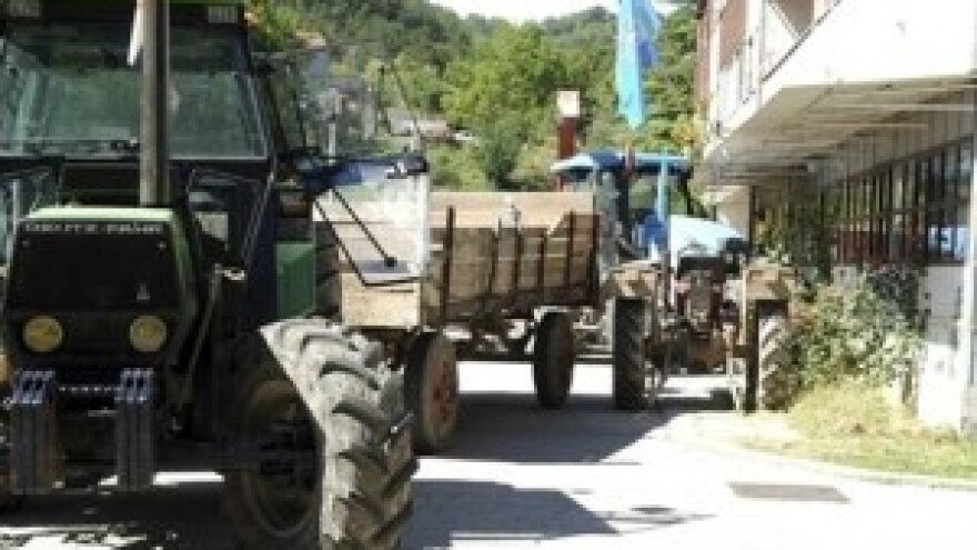 Buna u Trilju! Traktorom ušetali u zgradu poglavarstva