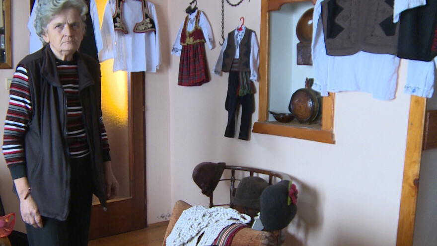 Nastavnica biologije u penziji ručno izrađuje narodne nošnje
