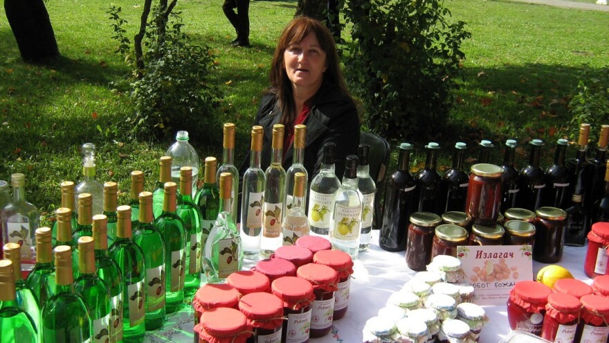 Drvena kašika, puno vremena i strpljenja za savršeni mućeni pekmez od drenjina