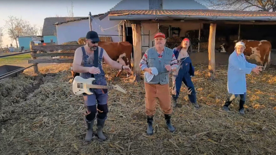 Bracika loves Konstrakta: Krava jede samo sijeno, drugo ništa ne dajemo jer nemamo