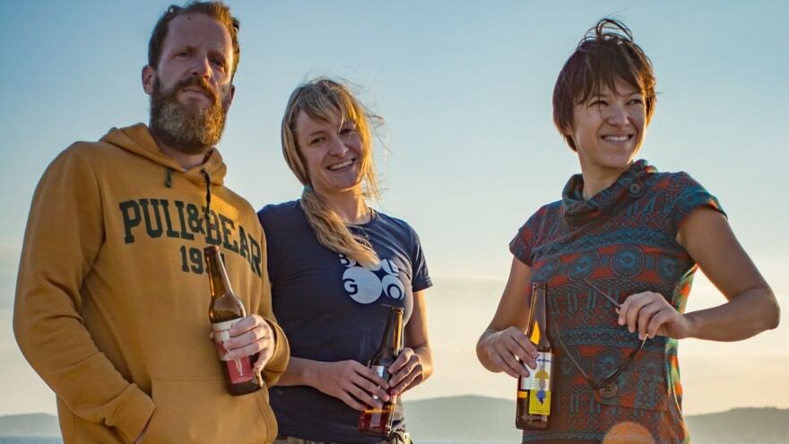 Zadružno pivo: Svi bi Plavušu i Neposlušnu iz Brloga!