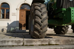 Buna u Trilju! Traktorom ušetali u zgradu poglavarstva