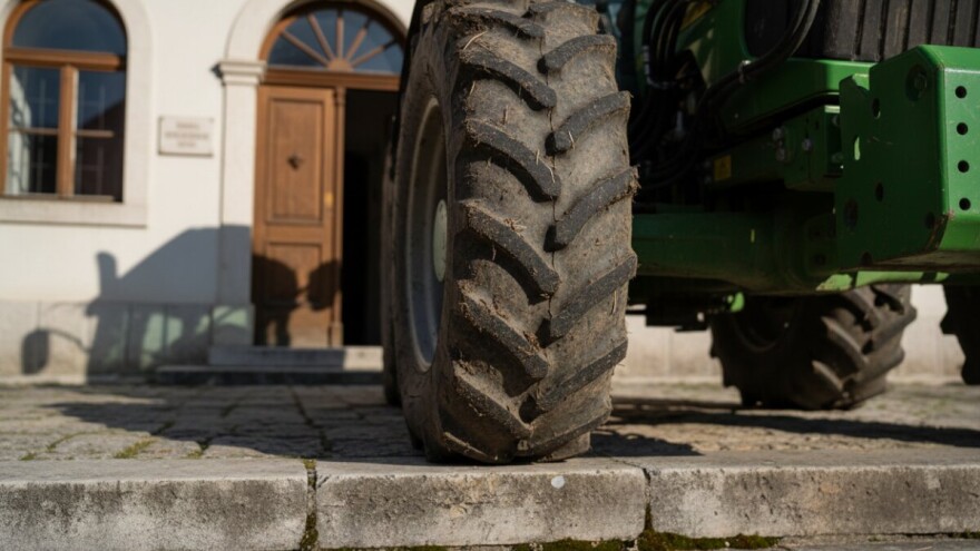 Buna u Trilju! Traktorom ušetali u zgradu poglavarstva