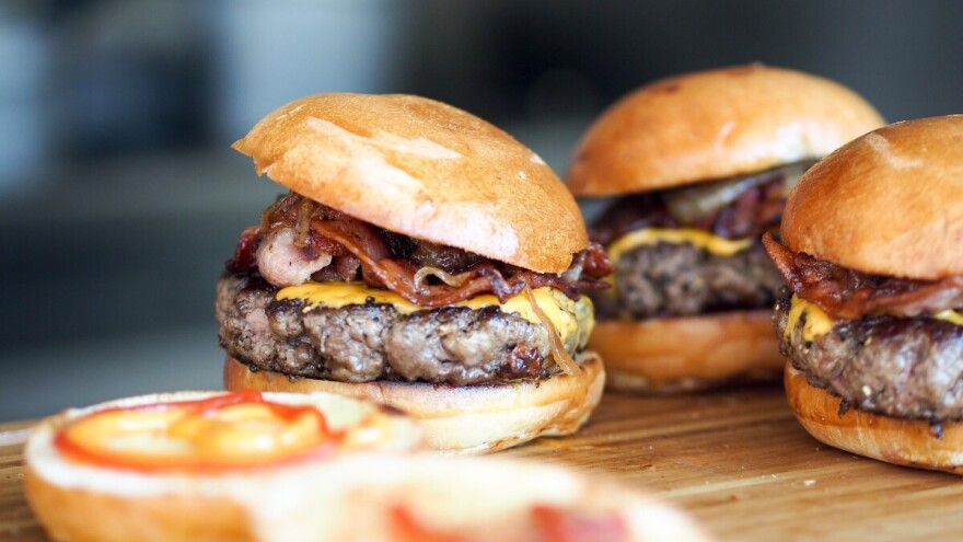 Zbog klimatskih promena izbacili goveđe hamburgere s menija!