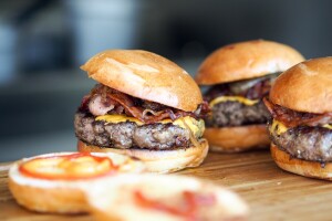 Zbog klimatskih promjena izbacili goveđe hamburgere s menija!