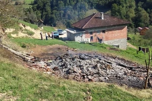 Bužim: U požaru izgorjela štala, 500 bala sijena i 10 metara drva