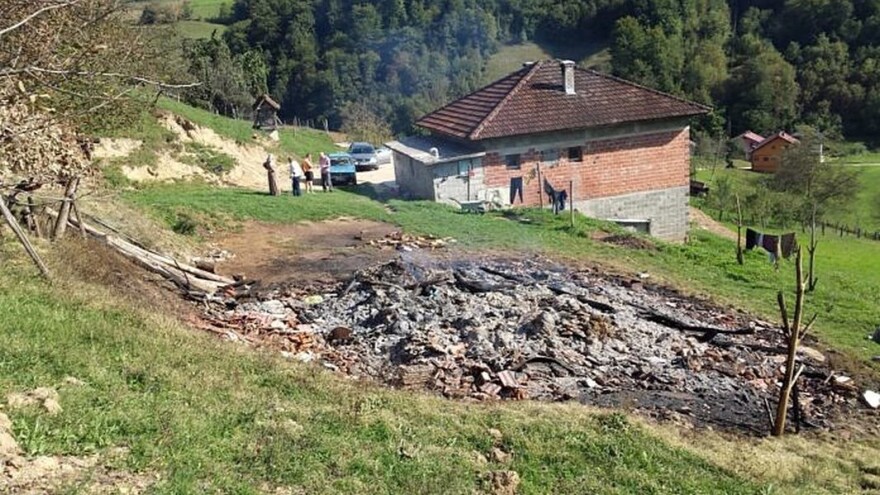 Bužim: U požaru izgorjela štala, 500 bala sijena i 10 metara drva