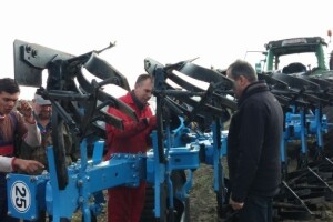 Nekoliko tisuća konja na njivi kod Vrpolja