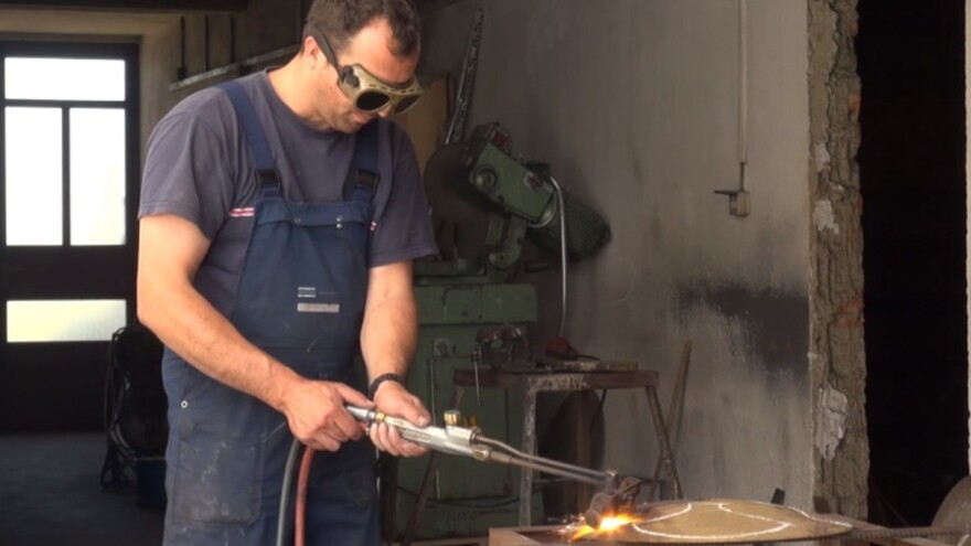 Ručno kuje motike i čini to bolje od tvornice