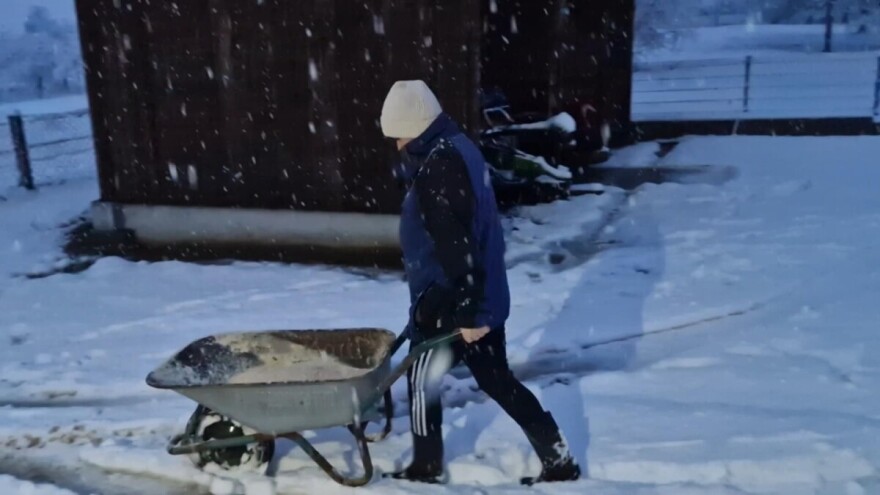 Štrpci već 30 sati bez struje: "Grijemo kišnicu i trčimo s kantama u štalu"