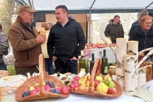 Čuvari starih sorti voća i povrća u Cerniku, titula kraljice jabuka pripala božićnici