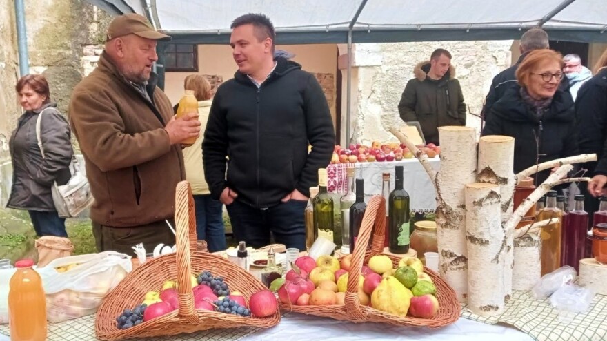 Čuvari starih sorti voća i povrća u Cerniku, titula kraljice jabuka pripala božićnici
