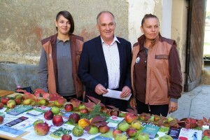 Izložba plodova starih sorti voća i povrća te Dani cerničkog portugisca