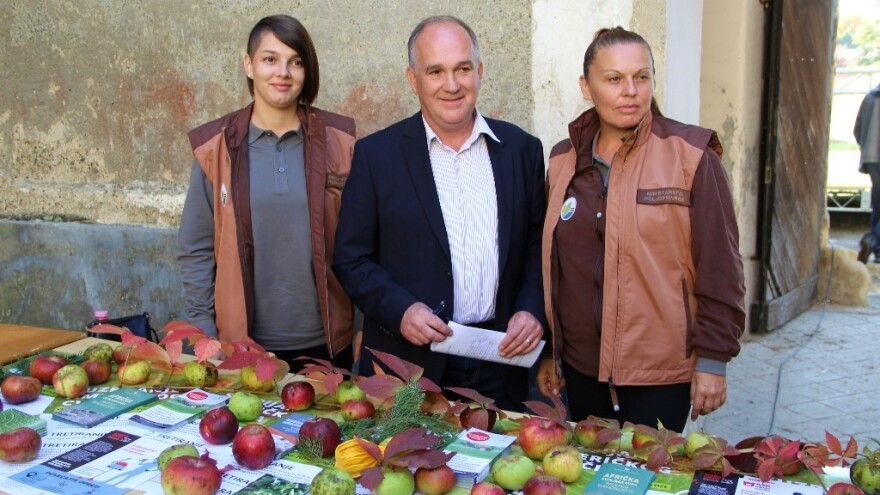 Izložba plodova starih sorti voća i povrća te Dani cerničkog portugisca