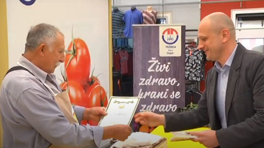 Na osječkoj tržnici dodijeljeni certifikati Proizvodi hrvatskog seljaka