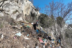 Ružni i opasni prizor uz Cetinu - uz otpad odbačena i uginula stoka te pokvareni pršuti