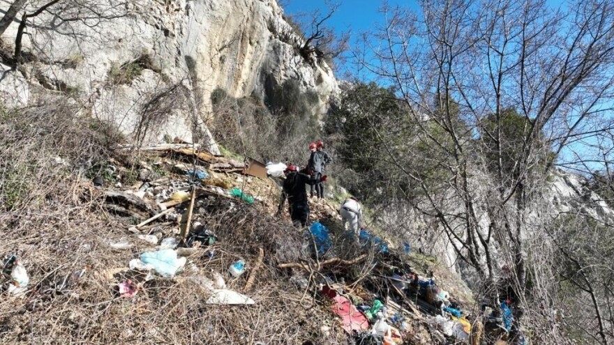 Ružni i opasni prizor uz Cetinu - uz otpad odbačena i uginula stoka te pokvareni pršuti