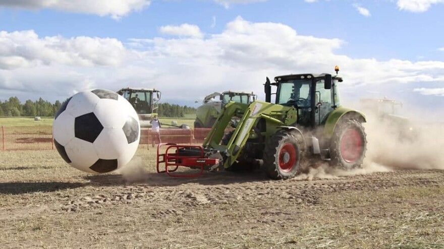 Dan polja u Rusiji u znaku nogometa! Na igralište "istrčali" traktori Claas
