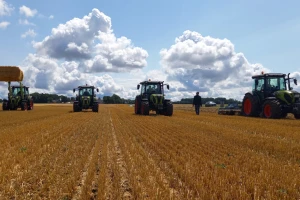 CLAAS predstavio tri nove serije kompaktnih traktora: Elios 200, Elios 300 i Axos 200