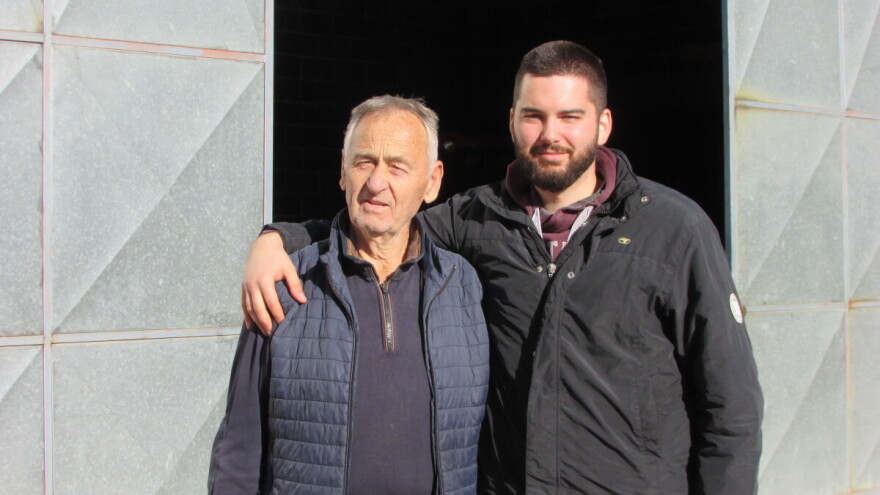 Djed orao volovima, unuk obezbijedio moderne mašine: Domaćini na imanju, ali i u zadruzi