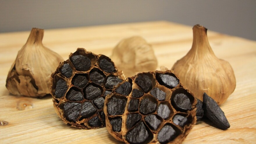 Bijeli luk crne boje - zdrav, bez neugodnog mirisa i super skup