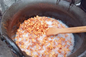 Topili čvarke pa izazvali požar: Muškarac zadobio opekotine, žena doživjela stres