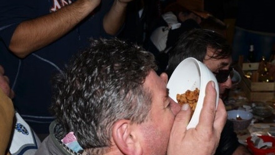 Prvi svjetski prvak u brzom jedenju čvaraka!