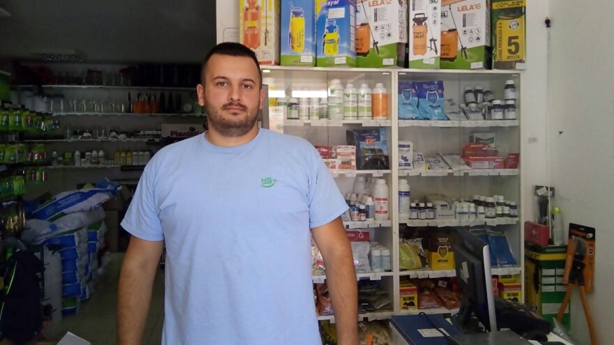 Igor Dabić krenuo skoro sa nule, a sada uspješno uzgaja vinovu lozu, proizvodi vino i rakiju i vlasnik je poljoprivredne apoteke