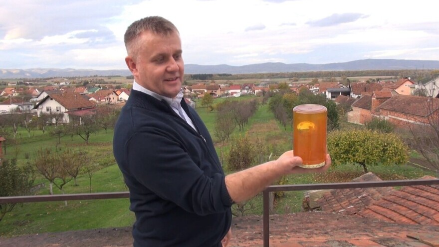 Pčelarstvom se bavi pet godina, a već je stigla nagrada za najbolji bagremov med