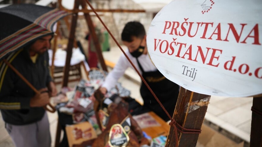 Nije samo korona, urotila se i kiša: Pljusak rastjerao pršutare, sirare i vinare