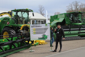 Predstavljeni novi modeli John Deere kombajna serije T i traktor serije 6M