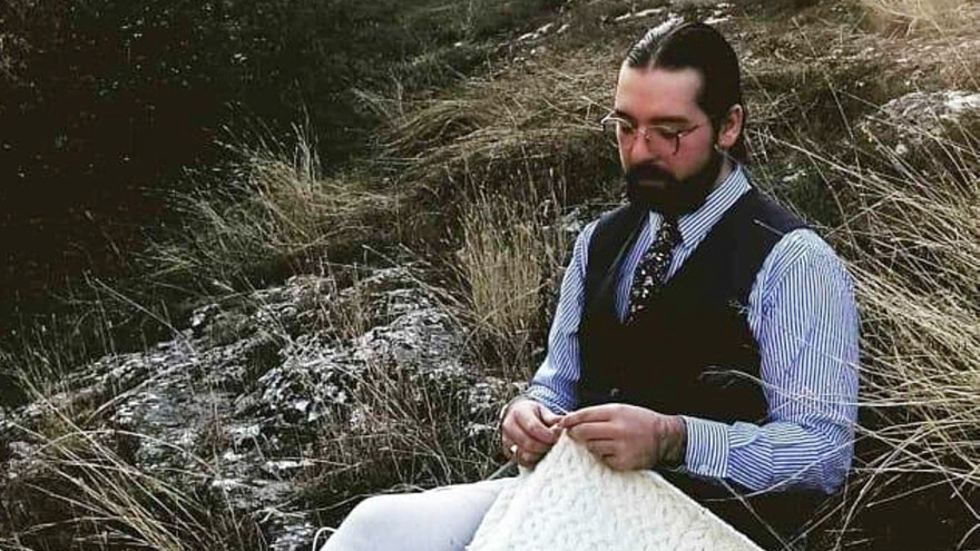 Mladi David Matić tka, plete i hekla, a mustre su mu specijalnost