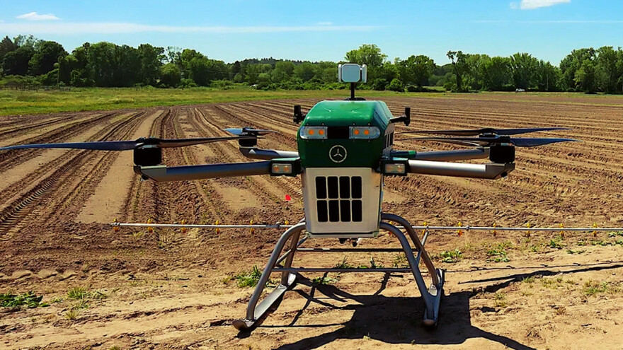 Univerzalni dron: U toku dana može tretirati useve na 16 ha