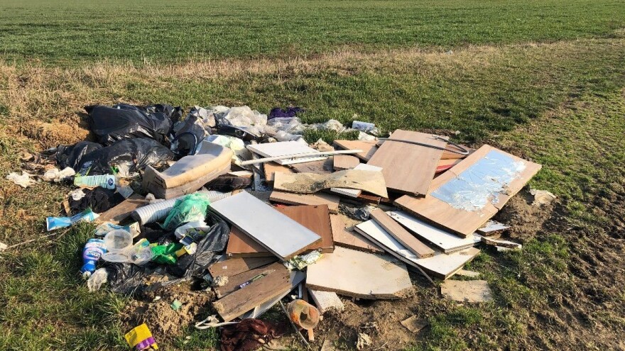 Uz deponije, zelene otoke i besplatne usluge odvoza oni i dalje bacaju smeće na tuđe polje?!