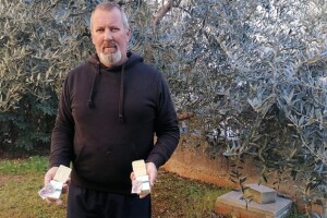 S malog OPG-a za zadarsku bolnicu: Denis Barić darovao sapune s oznakom HOP