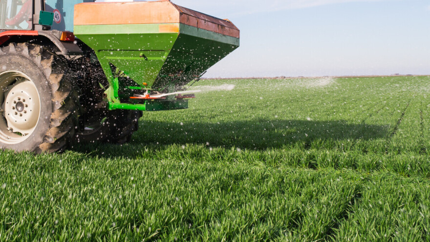 Prihranjivanje useva ureom ima prednosti, ipak budite obazrivi