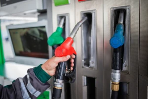 Od ponoći pale cijene goriva